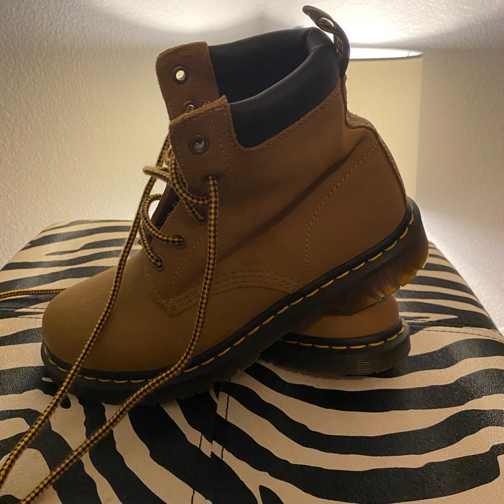 tan dr martens